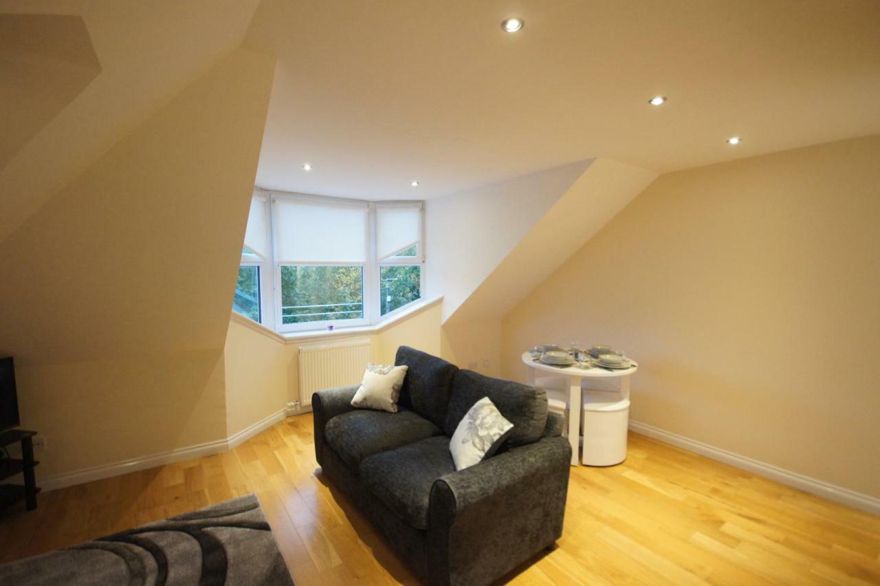 Modern, Cosy Apartment In Bearsden With Private Parking Glasgow Eksteriør billede