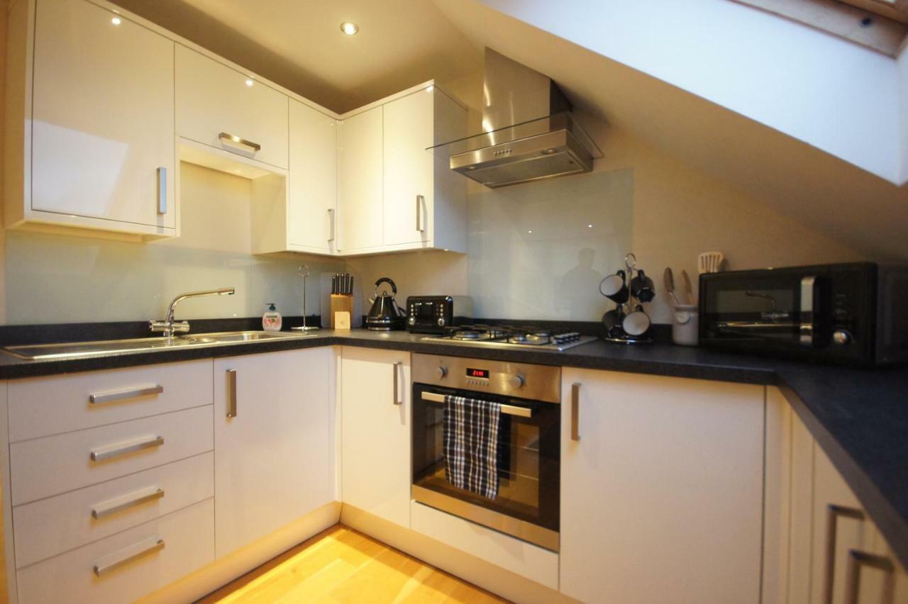 Modern, Cosy Apartment In Bearsden With Private Parking Glasgow Eksteriør billede