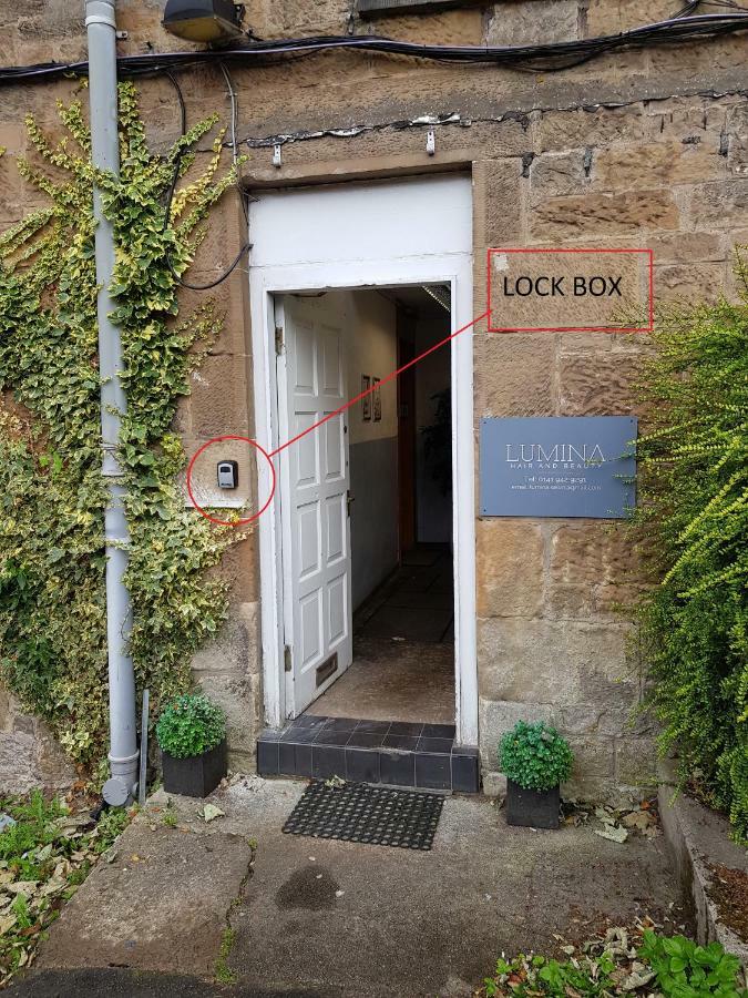 Modern, Cosy Apartment In Bearsden With Private Parking Glasgow Eksteriør billede